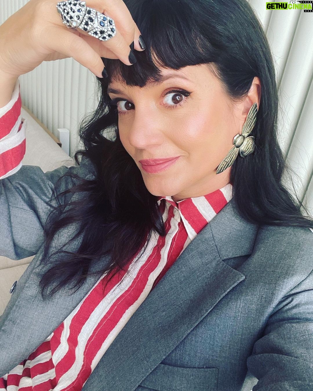 Griselda Siciliani Instagram - Junket de prensa BARDO en Buenos Aires. 3 de noviembre en cines de Argentina💪🏻💪🏻💪🏻💪🏻💪🏻que alegría!!!! @bardomovie @netflix @netflixlat @chenetflix Estilismo @rominagiangreco para @rfgstylecoaching Pelo @cristianreystyle Maquillaje @nanogmd Traje @higobuenosaires Camisa @bolazoargentina Zapatos @prada Accesorios @gabriellacapucci Uñas @ohlalanails_beauty