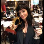 Griselda Siciliani Instagram - Premio Hugo MEJOR ACTRIZ PROTAGONISTA DE TEATRO, gracias!!! PURA SANGRE es la maravilla… volveremos… @carlitoscasella y @aruzzireal gracias los amo!!! Reímos mucho anoche con @eddygarciactor @herve_segata @kevinlitvin.clases @_juancruz.mm @tomas.rottemberg los extrañamos @nicolastadioli @rakhalherrero Y lo mejor de la noche es que el premio me lo entregó mi compañero amado @juanleyrado 🙏🏻❤️ Ultima foto ( la noche fue laaaargaaaa) Salú Teatro amor de mi vida!!! Salú Pura Sangre!!!! . Pelazo by @cristianreystyle 💅🏻 @ohlalanails_beauty @rominagiangreco