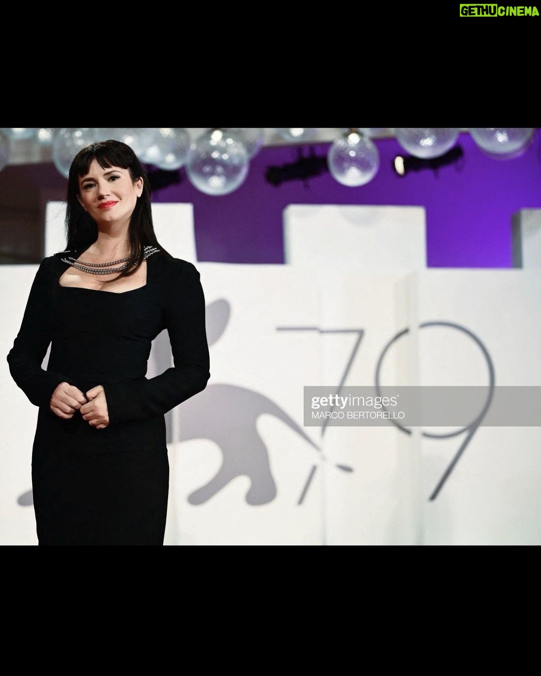 Griselda Siciliani Instagram - #Bardo en Venecia, felicidad total! @labiennale #venezia79 @bardomovie @netflix Y gracias @prada por acompañarme en todo el festival 🙏🏻🇮🇹 … @pao_makeup 💄 @josejuan35 styling Venezia,Italy