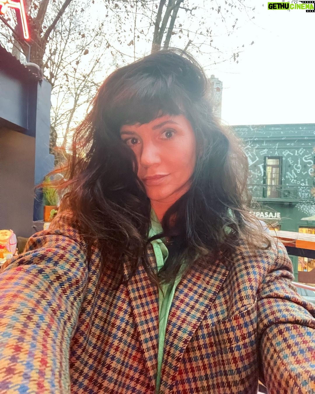 Griselda Siciliani Instagram - Cafecito post rodaje 🎬 🧥@evabourbonvintage