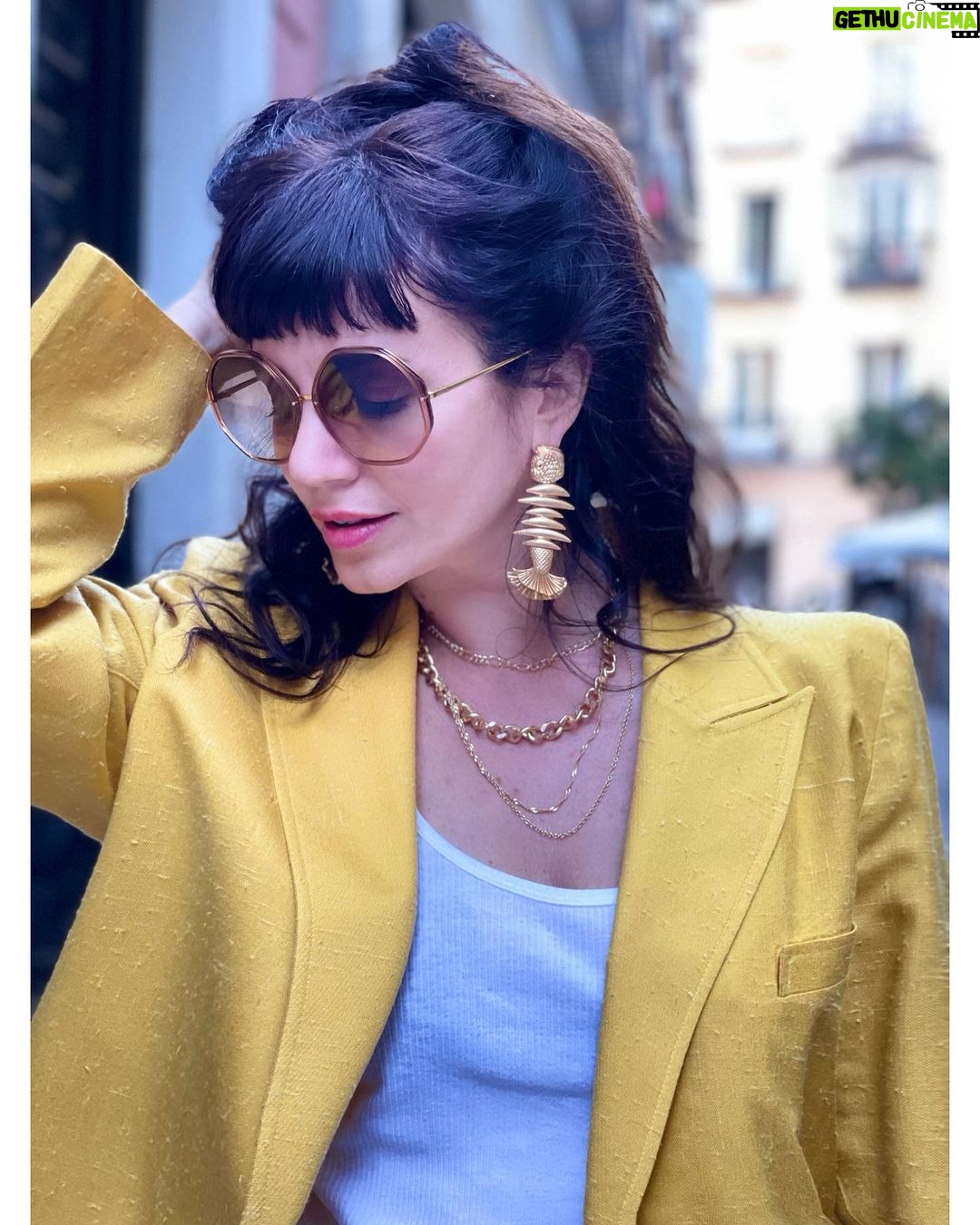Griselda Siciliani Instagram - Permiso para presumir mi saco💛 de @evabourbonvintage #modacircular #vintage #modasustentable Madrid, Spain