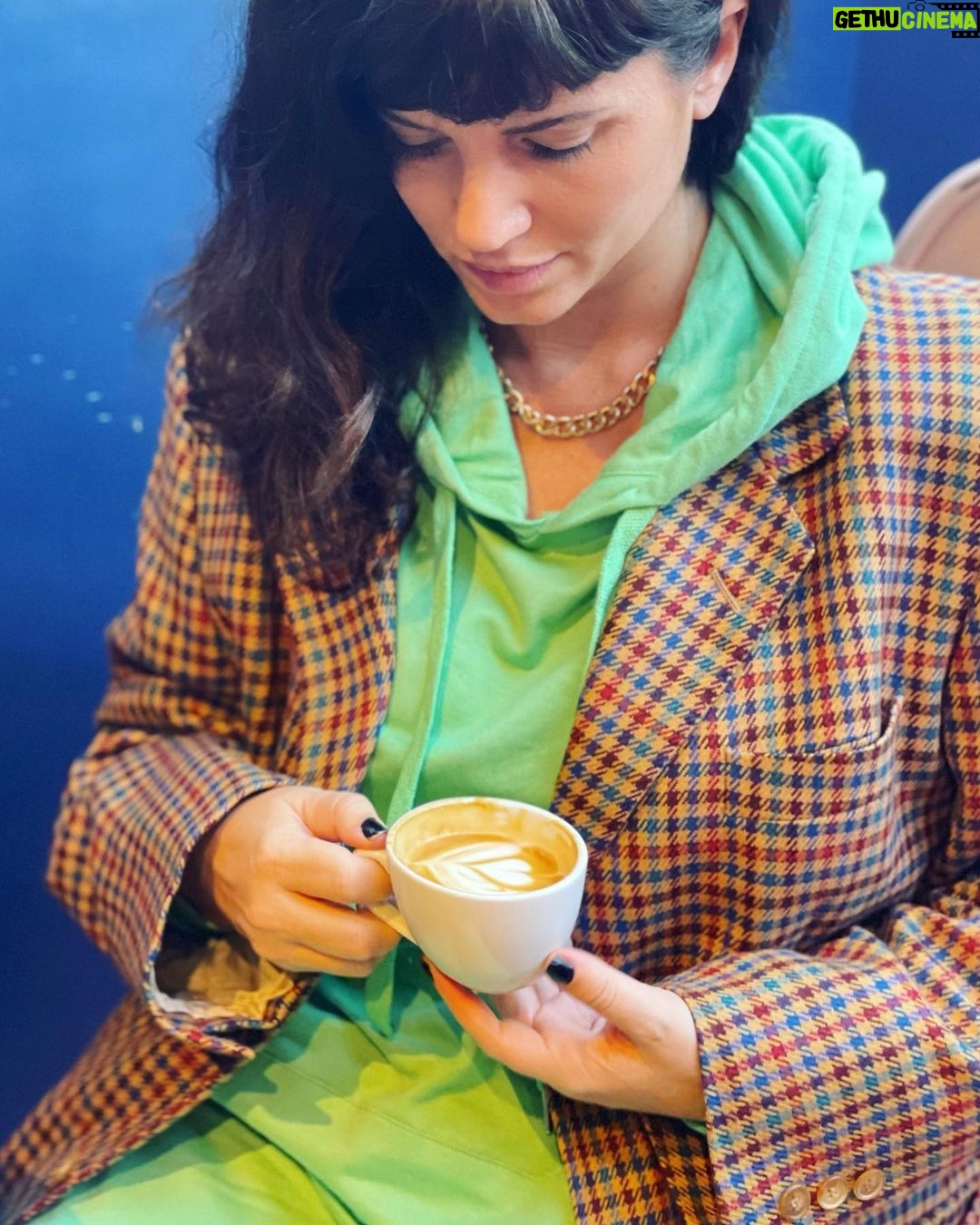 Griselda Siciliani Instagram - Cafecito post rodaje 🎬 🧥@evabourbonvintage