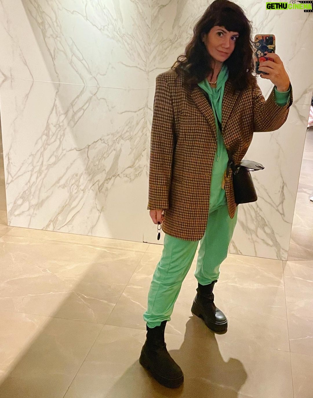 Griselda Siciliani Instagram - Cafecito post rodaje 🎬 🧥@evabourbonvintage