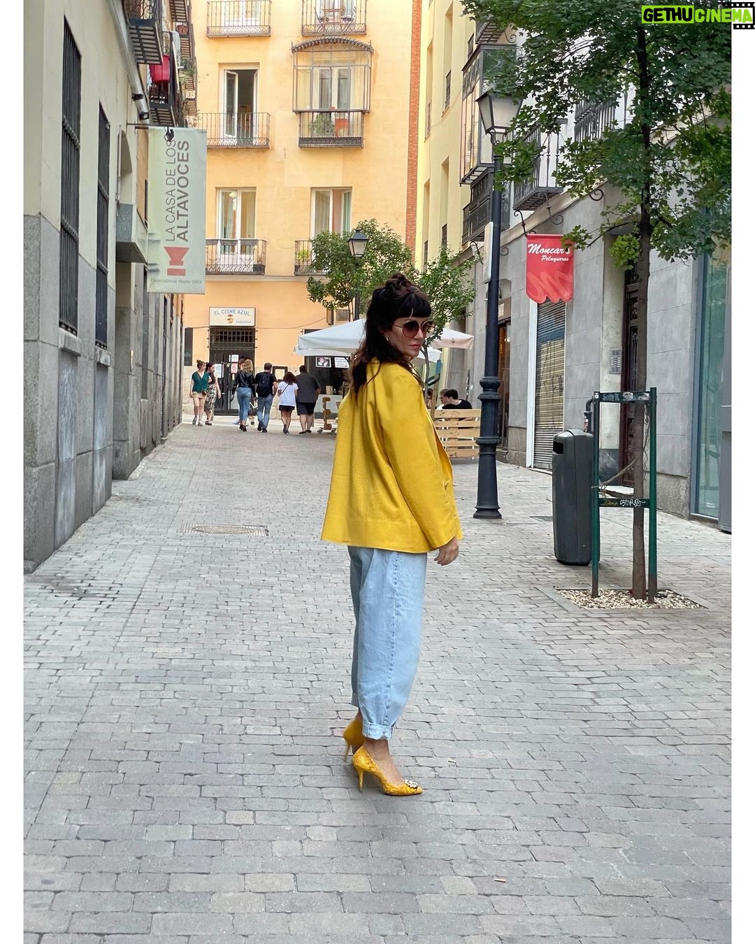 Griselda Siciliani Instagram - Permiso para presumir mi sacođź’› de @evabourbonvintage #modacircular #vintage #modasustentable Madrid, Spain