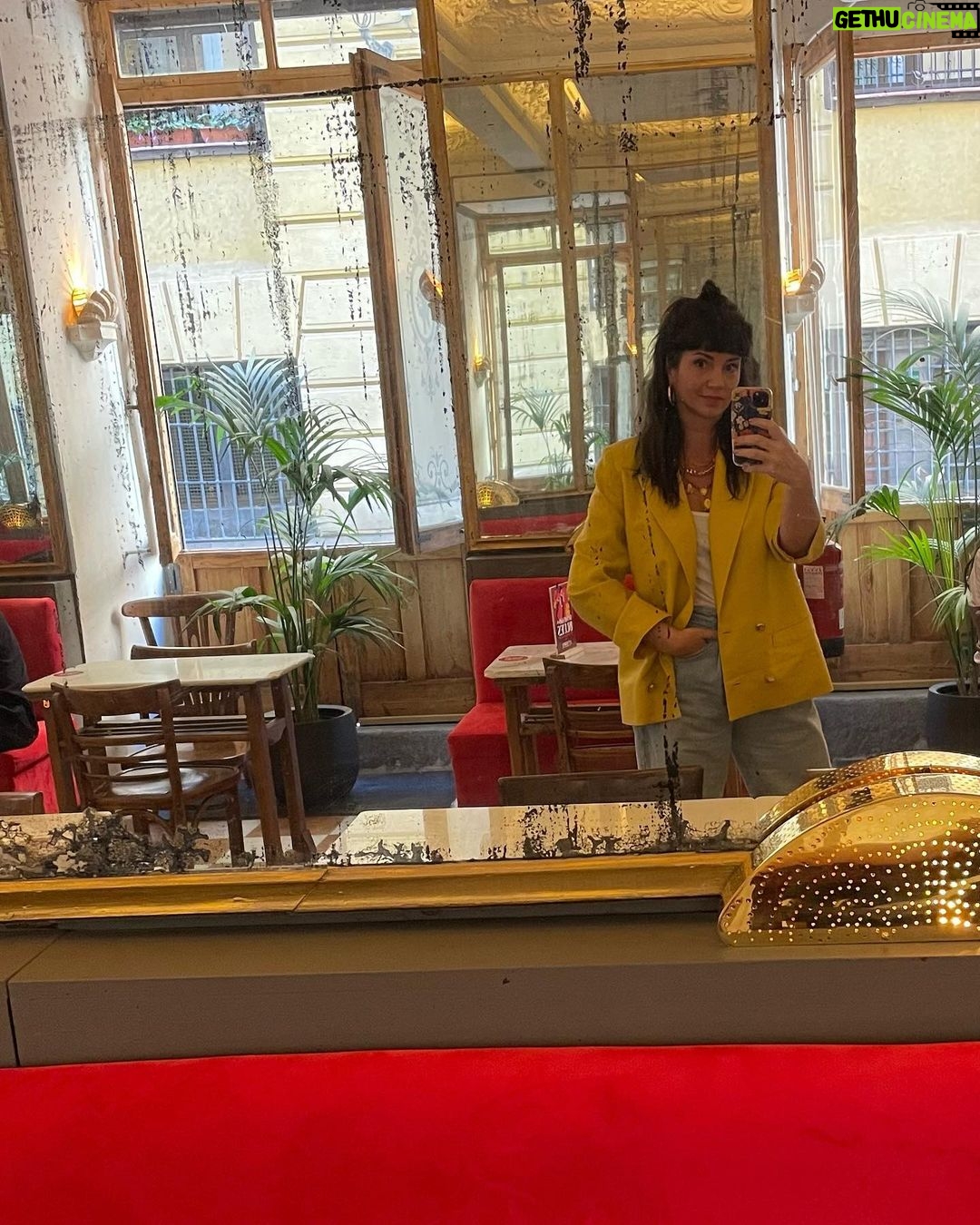 Griselda Siciliani Instagram - Permiso para presumir mi sacođź’› de @evabourbonvintage #modacircular #vintage #modasustentable Madrid, Spain