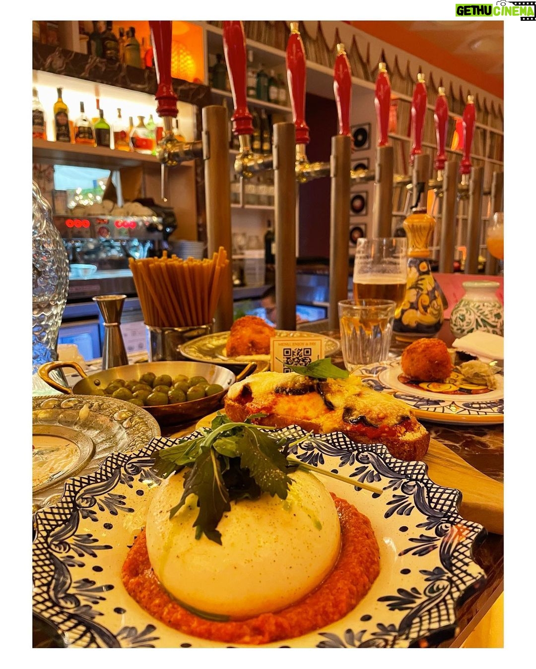 Griselda Siciliani Instagram - Marlon me mira desde la persiana de una pizzería en madrid, yo miro para otro lado pero se me nota que gusto de él… Madrid, Spain
