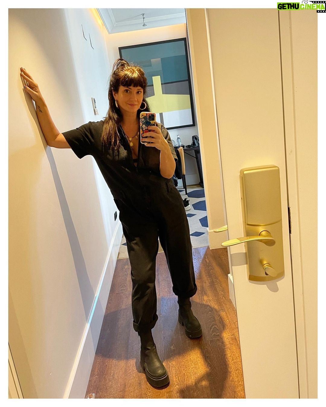 Griselda Siciliani Instagram - Marlon me mira desde la persiana de una pizzería en madrid, yo miro para otro lado pero se me nota que gusto de él… Madrid, Spain
