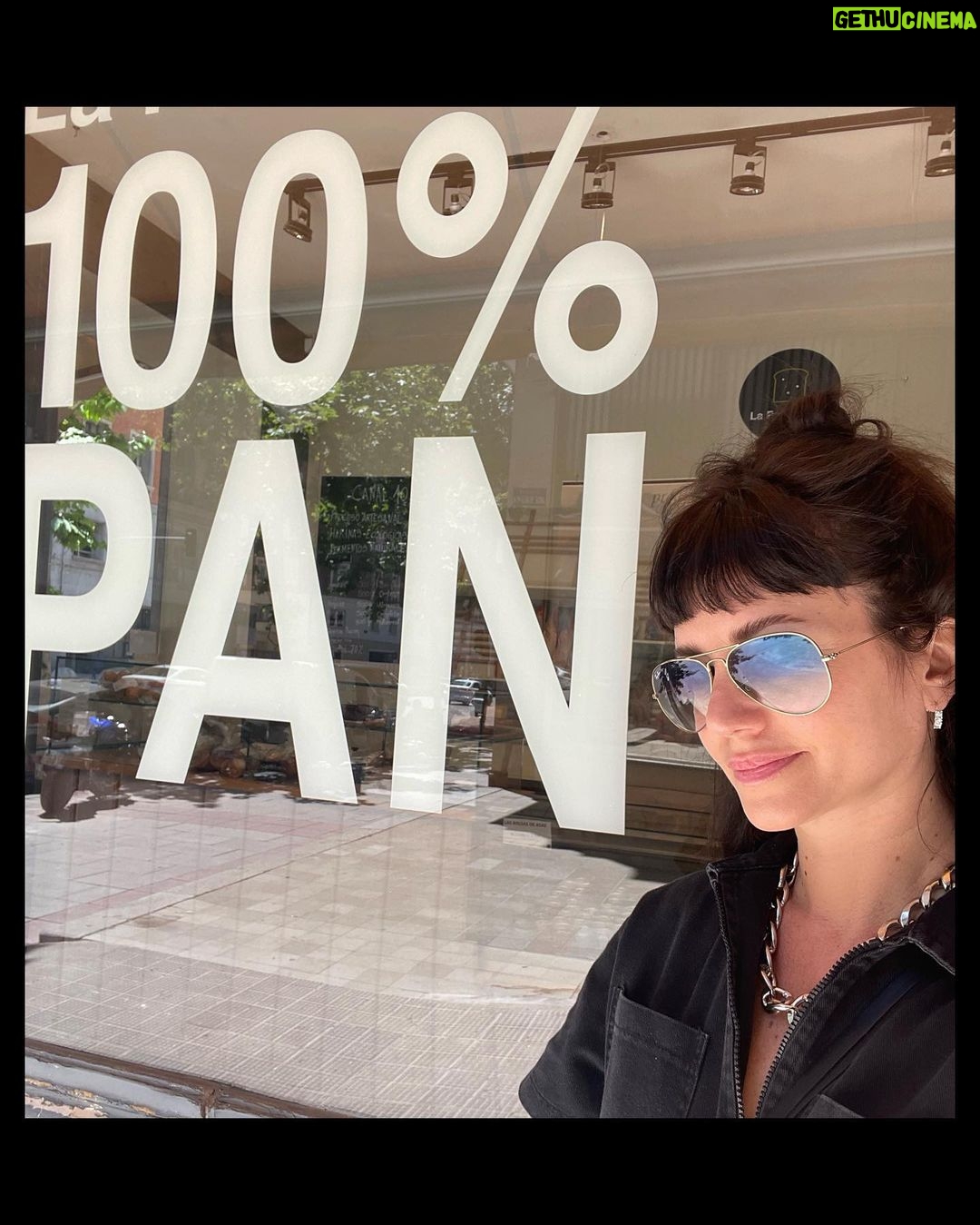 Griselda Siciliani Instagram - Marlon me mira desde la persiana de una pizzería en madrid, yo miro para otro lado pero se me nota que gusto de él… Madrid, Spain