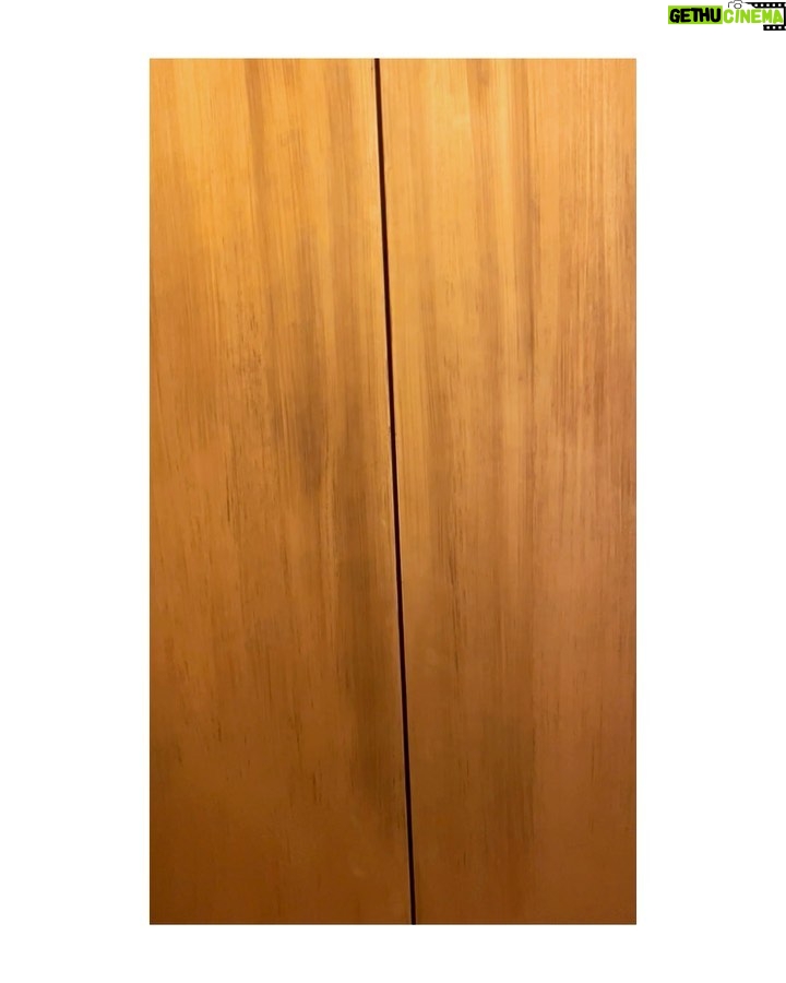 Griselda Siciliani Instagram - Marlon me mira desde la persiana de una pizzería en madrid, yo miro para otro lado pero se me nota que gusto de él… Madrid, Spain