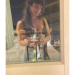 Griselda Siciliani Instagram – Marlon me mira desde la persiana de una pizzería en madrid, yo miro para otro lado pero se me nota que gusto de él… Madrid, Spain