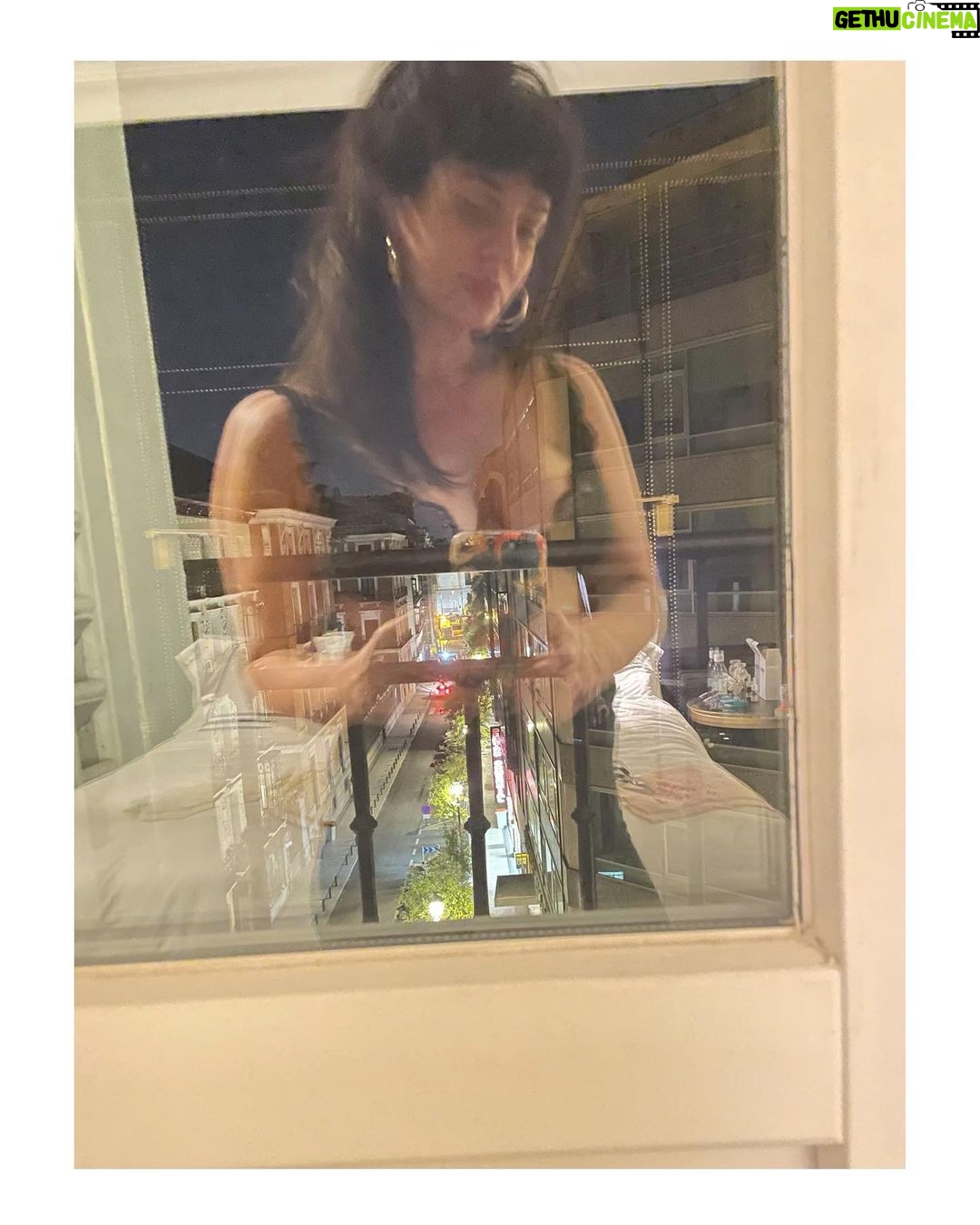 Griselda Siciliani Instagram - Marlon me mira desde la persiana de una pizzería en madrid, yo miro para otro lado pero se me nota que gusto de él… Madrid, Spain