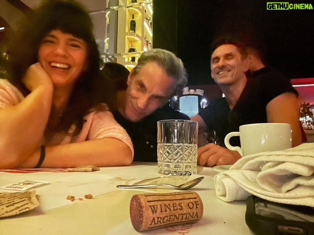 Griselda Siciliani Instagram - Ni una foto digna!!! 😂 Los quiero amigos hermosos @ferrorafa @carlitoscasella #Quenocheteté
