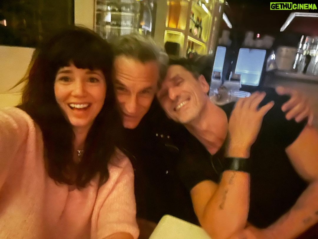 Griselda Siciliani Instagram - Ni una foto digna!!! 😂 Los quiero amigos hermosos @ferrorafa @carlitoscasella #Quenocheteté