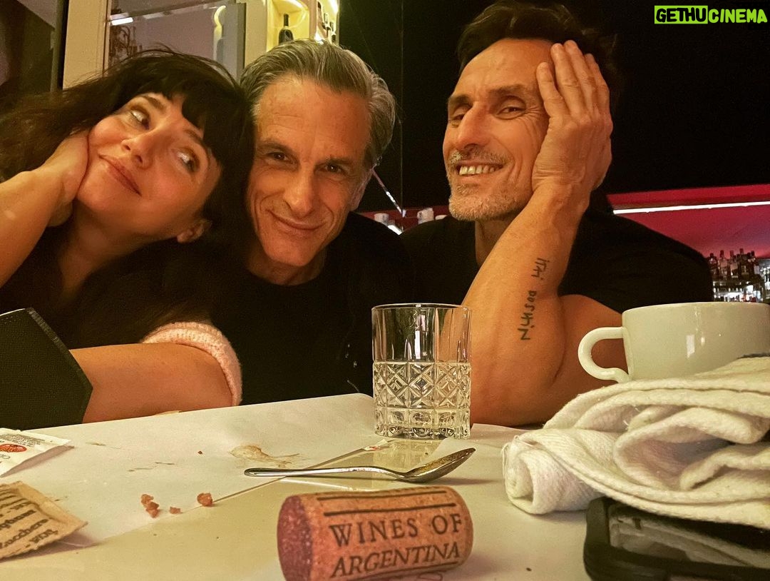 Griselda Siciliani Instagram - Ni una foto digna!!! 😂 Los quiero amigos hermosos @ferrorafa @carlitoscasella #Quenocheteté