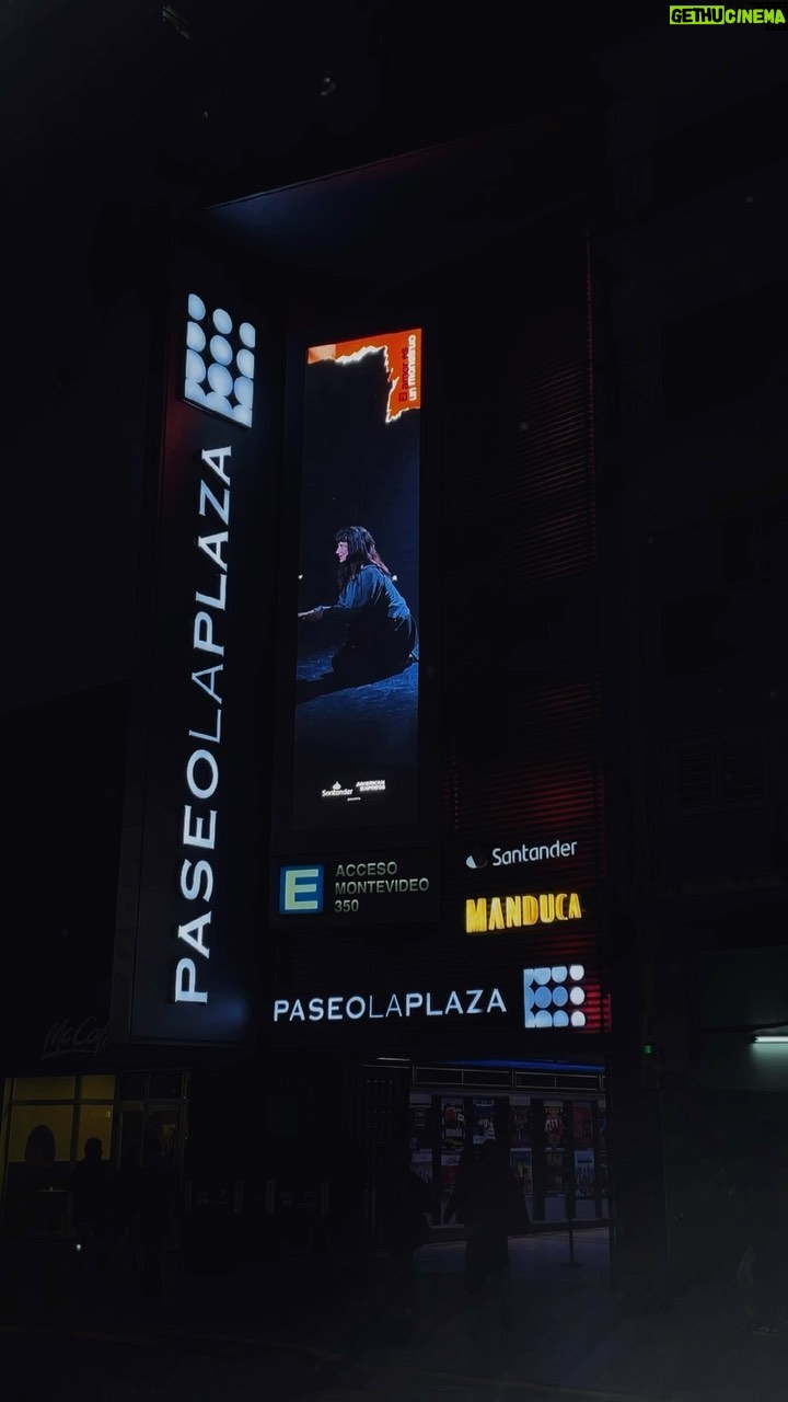 Griselda Siciliani Instagram - Adrenalina, dopamina, endorfina, potencia, velocidad y mucho más se vivió en el reestreno de Pura Sangre, “El amor es un monstruo” 🐎❤️🔥 Una creación de @aruzzireal, @carlitoscasella y @grisiciliani. Con gran elenco 👉 @eddygarciactor, @damianmalvacio, @herve_segata, @_juancruz.mm & @nicolastadioli. 📍@paseolaplazaok 👉Miércoles 20:30hs. 🎟️ Entradas disponibles en @plateanet o la Boletería del Teatro. 🎭 Dirección @aruzzireal @carlitoscasella 🎭 Producción @toquidoumecq 🎭 Vestuario @amelie.coral 🎭 Escenografia @marianatirantte 🎭 Música @martinbosa 🎭 Iluminación @fragapaula76 🎭 Asistente de dirección @kevin.litvin Nos acompañan @natacha_morales_disenadora, @airbornoficial & @equustienda. #PuraSangre #Teatro #PaseoLaPlaza #GriseldaSiciliani #CarlosCasella #JorgelinaAruzzi #TeatroBuenosAires #Espectaculos Paseo La Plaza