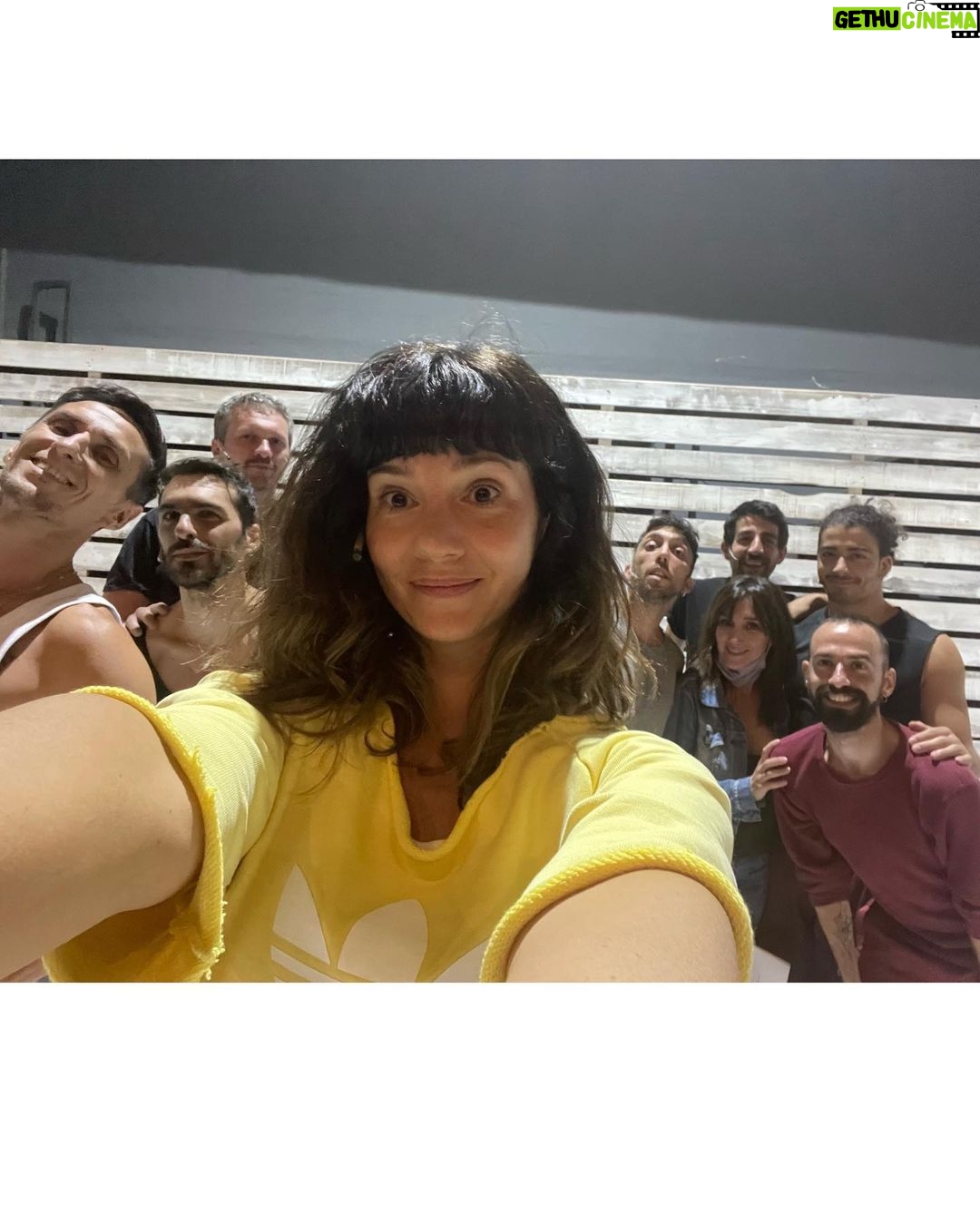 Griselda Siciliani Instagram - Hay un momento del proceso de ensayos en donde la obra invade por completo la vida, la cabeza el corazón🤪… PURA SANGRE ( el amor es un monstruo) Ay que poquito falta 😬🙏🏻 Teatro Tabaris