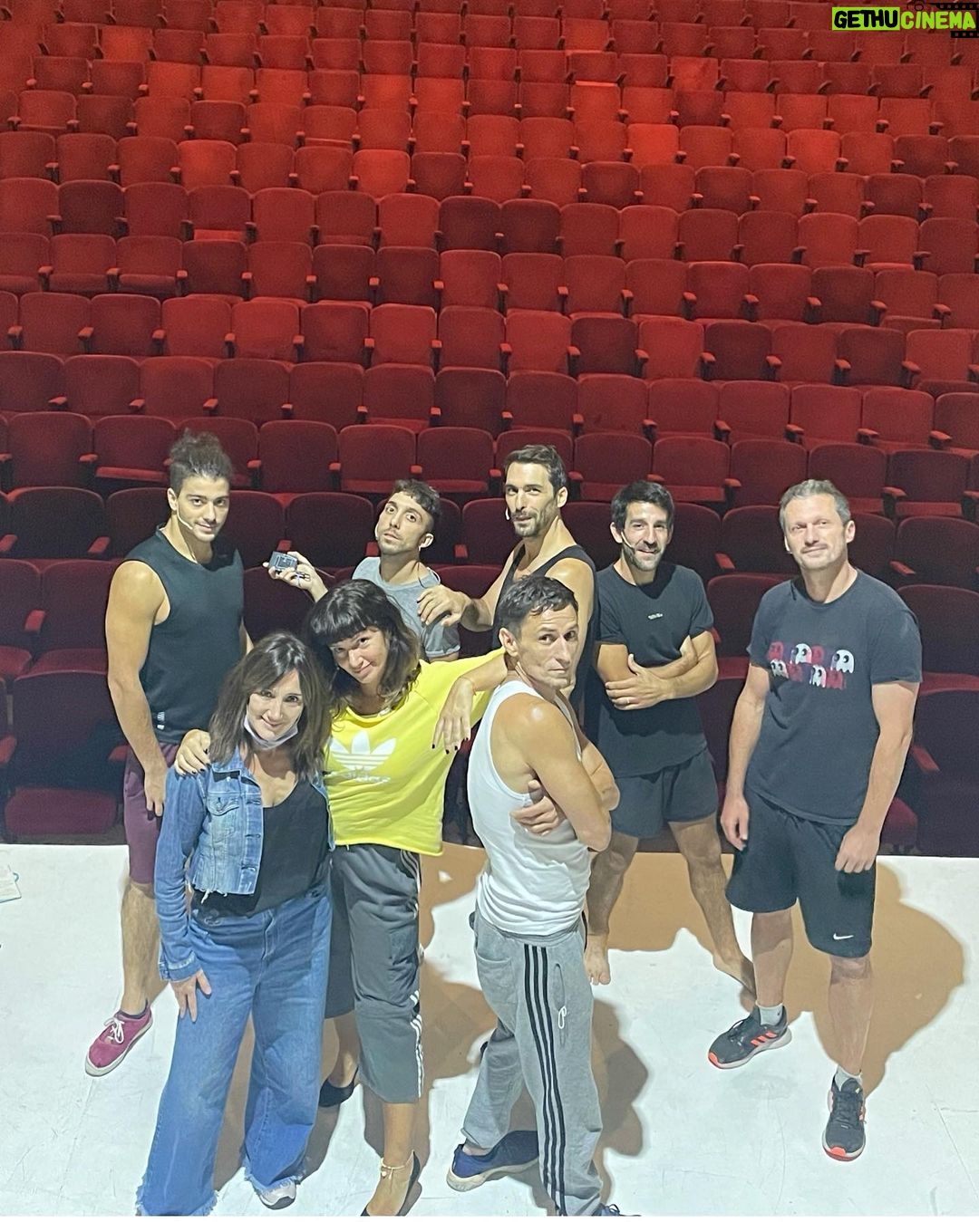 Griselda Siciliani Instagram - Hay un momento del proceso de ensayos en donde la obra invade por completo la vida, la cabeza el corazón🤪… PURA SANGRE ( el amor es un monstruo) Ay que poquito falta 😬🙏🏻 Teatro Tabaris