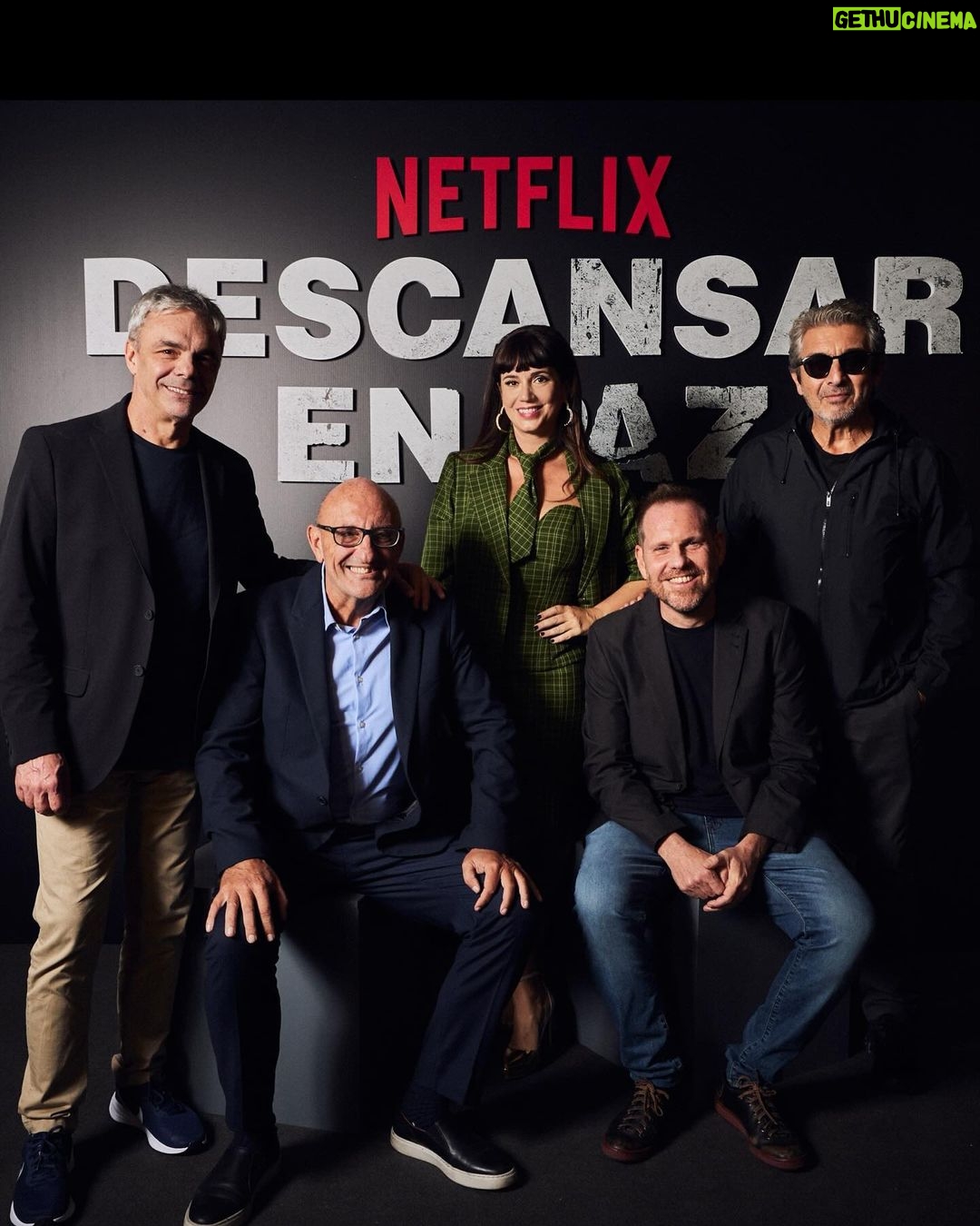 Griselda Siciliani Instagram - Anoche premiere en Argentina de DESCANSAR EN PAZ de @sebabores con mi querido @joacofurriel @chenetflix @kenyafilms ππ»ππ»ππ»ππ» @ricardodarinok @chinodarin @fedeposter @elpumagoityok @lalilalig Imagen y estilismo @rominagiangreco para @rfgstylecoaching Maquillaje @nanogmd Pelo @cristianreystyle Traje con falda y corset @cynthiamartos Clutch @soyodraz