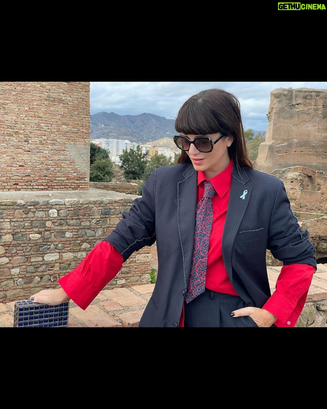 Griselda Siciliani Instagram - Festival de Málaga . @festivalmalaga Estilismo @rominagiangreco para @rfgstylecoaching Conjunto sastrero recuperado bordado a mano con detalle de escarapela + camisa realizada con descarte textil reciclado + corbata vintage bordada a mano @haeder.club ♻️ / zapatos @eduardolazarooficial / clutch @soyodraz . Pedimos disculpas por el momento en el que con @joacofurriel nos autopercibimos bailaores flamencos 🙏🏻💃🏻 Málaga, Andalucia, España
