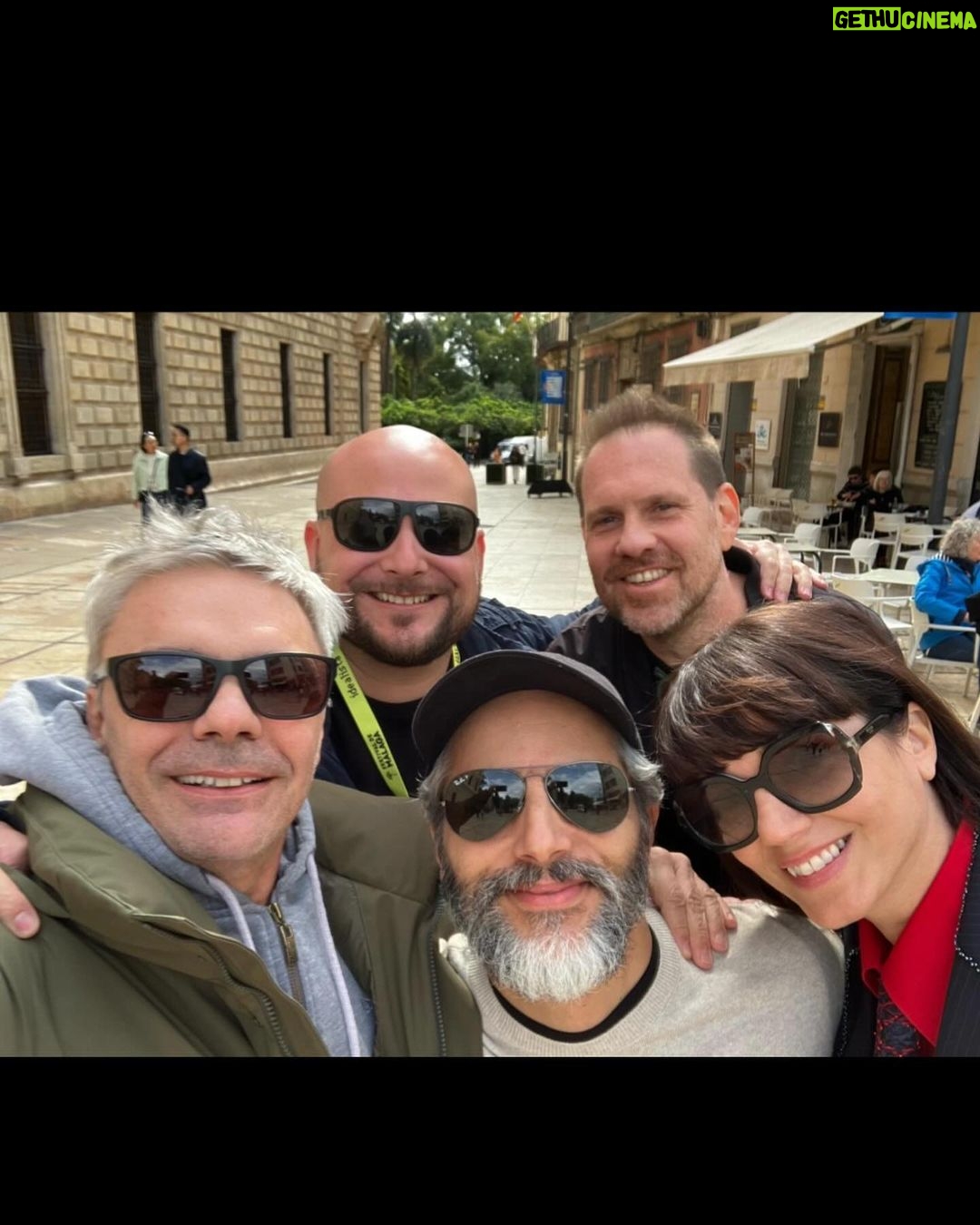 Griselda Siciliani Instagram - Festival de Málaga . @festivalmalaga Estilismo @rominagiangreco para @rfgstylecoaching Conjunto sastrero recuperado bordado a mano con detalle de escarapela + camisa realizada con descarte textil reciclado + corbata vintage bordada a mano @haeder.club ♻️ / zapatos @eduardolazarooficial / clutch @soyodraz . Pedimos disculpas por el momento en el que con @joacofurriel nos autopercibimos bailaores flamencos 🙏🏻💃🏻 Málaga, Andalucia, España
