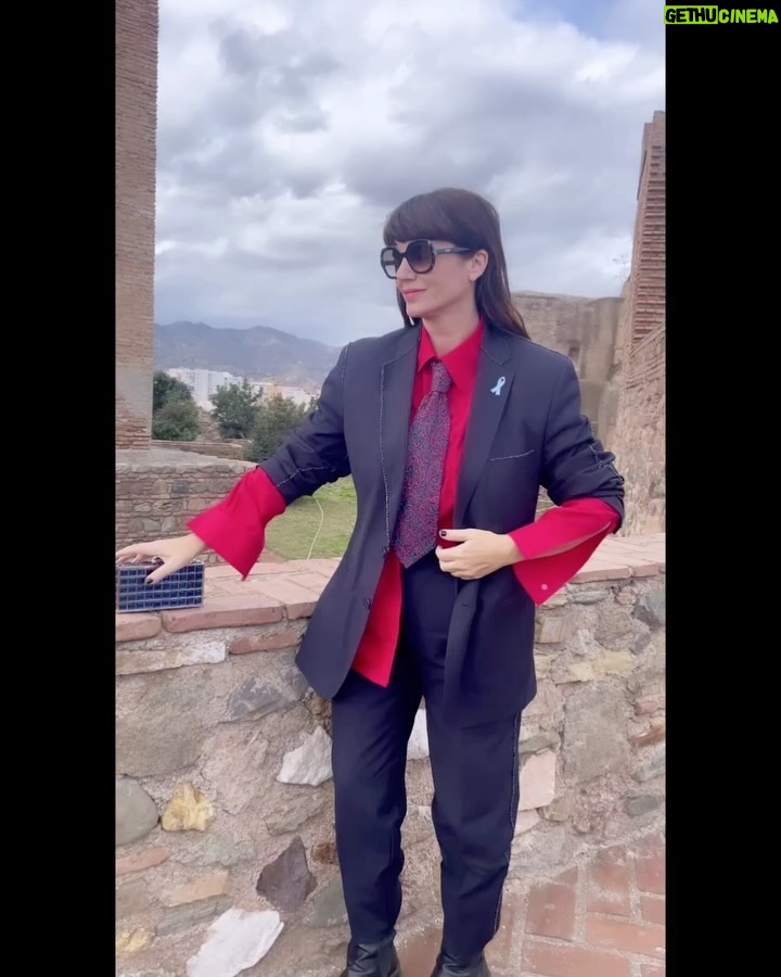 Griselda Siciliani Instagram - Festival de Málaga . @festivalmalaga Estilismo @rominagiangreco para @rfgstylecoaching Conjunto sastrero recuperado bordado a mano con detalle de escarapela + camisa realizada con descarte textil reciclado + corbata vintage bordada a mano @haeder.club ♻️ / zapatos @eduardolazarooficial / clutch @soyodraz . Pedimos disculpas por el momento en el que con @joacofurriel nos autopercibimos bailaores flamencos 🙏🏻💃🏻 Málaga, Andalucia, España