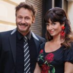 Griselda Siciliani Instagram - Me da envidia el elenco de Envidiosa, ojalá se me hubiera ocurrido a mí 👀 La nueva serie de comedia ya empezó a filmarse y este año llega a Netflix con @griseldasiciliani,@estebanlamothe, @pilargamboaa, @violeurtizberea y @benjaminvicuna.ok. También @marbellati, @martingarabal, @barbara_lombardo, @susana.pampin, @lorevegaok, @adrianlakerman, @leonorabalcarce, @camilasicamila, @ardumimi, @patriciaechegoyenoficial, @deboranishimoto y la participación de @puigarturo.