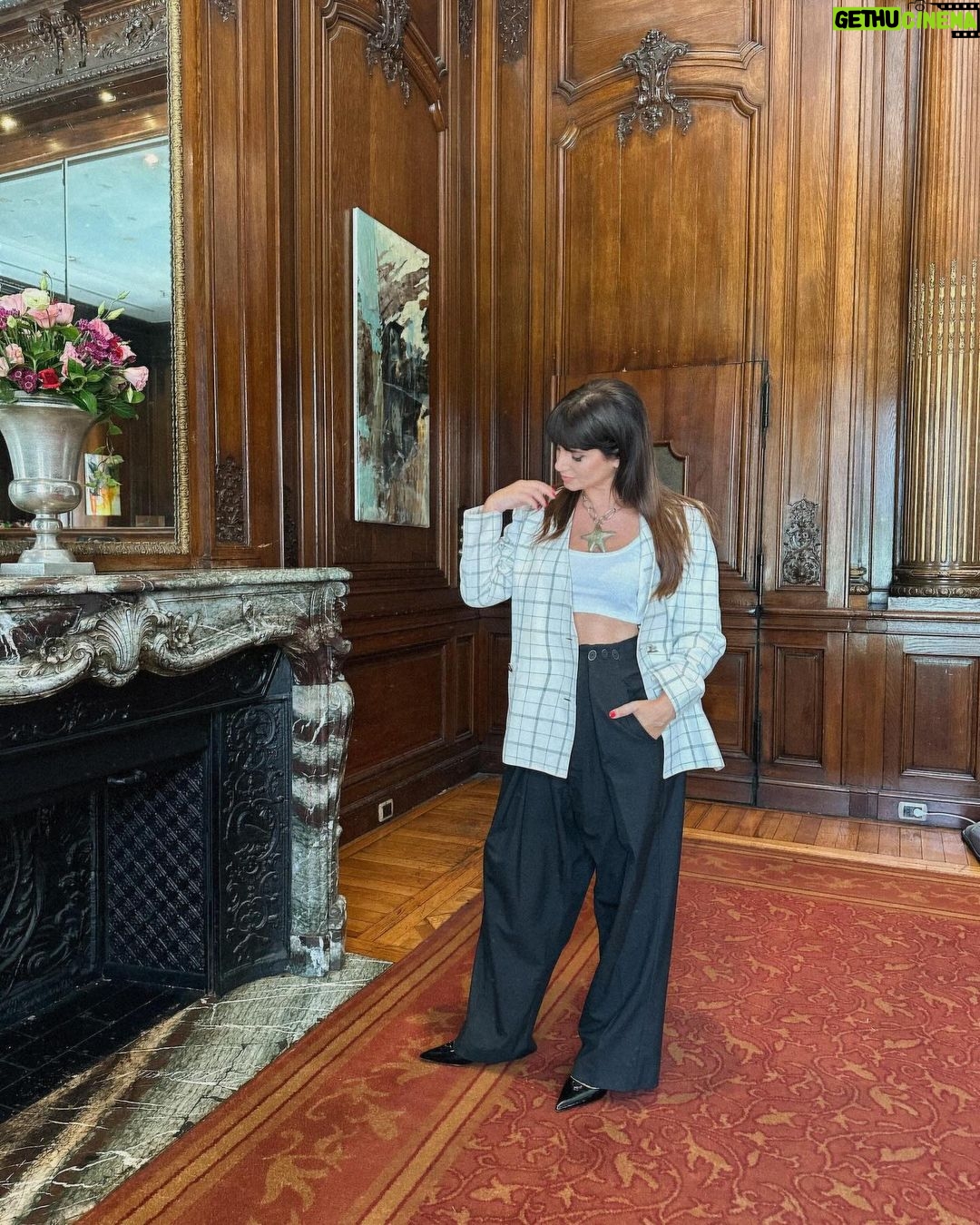 Griselda Siciliani Instagram - Día de prensa para #TerapiaAlternativa @starplusla ✔️Conjunto sastrero by @haeder.club x @lujanhaeder 🇦🇷 | Saco y pantalón recuperado, revalorizado y reciclado a mano #diseñosustentable #trazabilidad ♻️ Joyas diseñadas y hechas a mano @sintesisdesign Imagen y estilismo @rominagiangreco ❤️ para @rfgstylecoaching Pelo y maquillaje @verosabbatinimua @jsanabriaok Four Seasons Hotel Buenos Aires