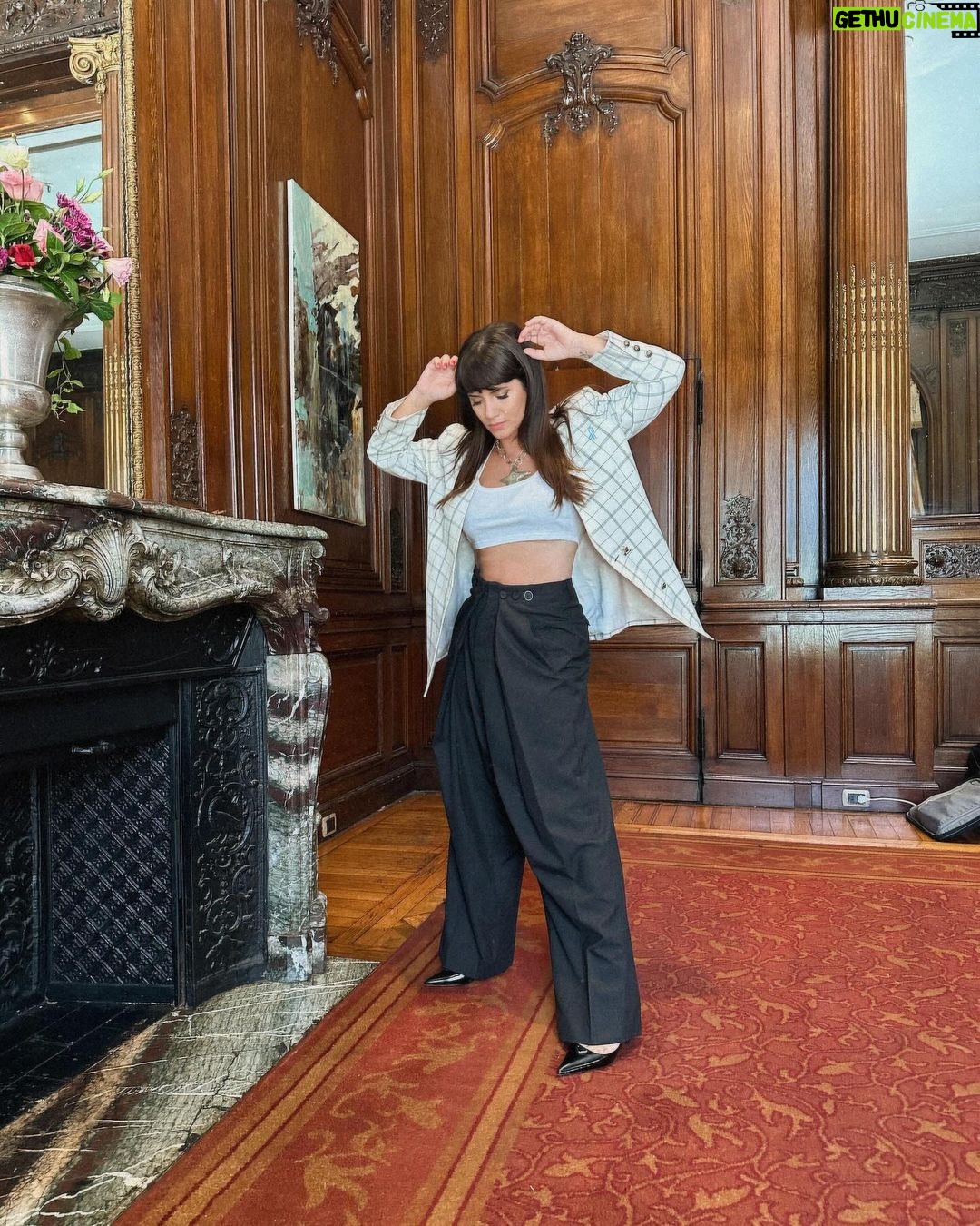 Griselda Siciliani Instagram - Día de prensa para #TerapiaAlternativa @starplusla ✔️Conjunto sastrero by @haeder.club x @lujanhaeder 🇦🇷 | Saco y pantalón recuperado, revalorizado y reciclado a mano #diseñosustentable #trazabilidad ♻️ Joyas diseñadas y hechas a mano @sintesisdesign Imagen y estilismo @rominagiangreco ❤️ para @rfgstylecoaching Pelo y maquillaje @verosabbatinimua @jsanabriaok Four Seasons Hotel Buenos Aires