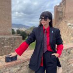 Griselda Siciliani Instagram - Festival de Málaga . @festivalmalaga Estilismo @rominagiangreco para @rfgstylecoaching Conjunto sastrero recuperado bordado a mano con detalle de escarapela + camisa realizada con descarte textil reciclado + corbata vintage bordada a mano @haeder.club ♻️ / zapatos @eduardolazarooficial / clutch @soyodraz . Pedimos disculpas por el momento en el que con @joacofurriel nos autopercibimos bailaores flamencos 🙏🏻💃🏻 Málaga, Andalucia, España