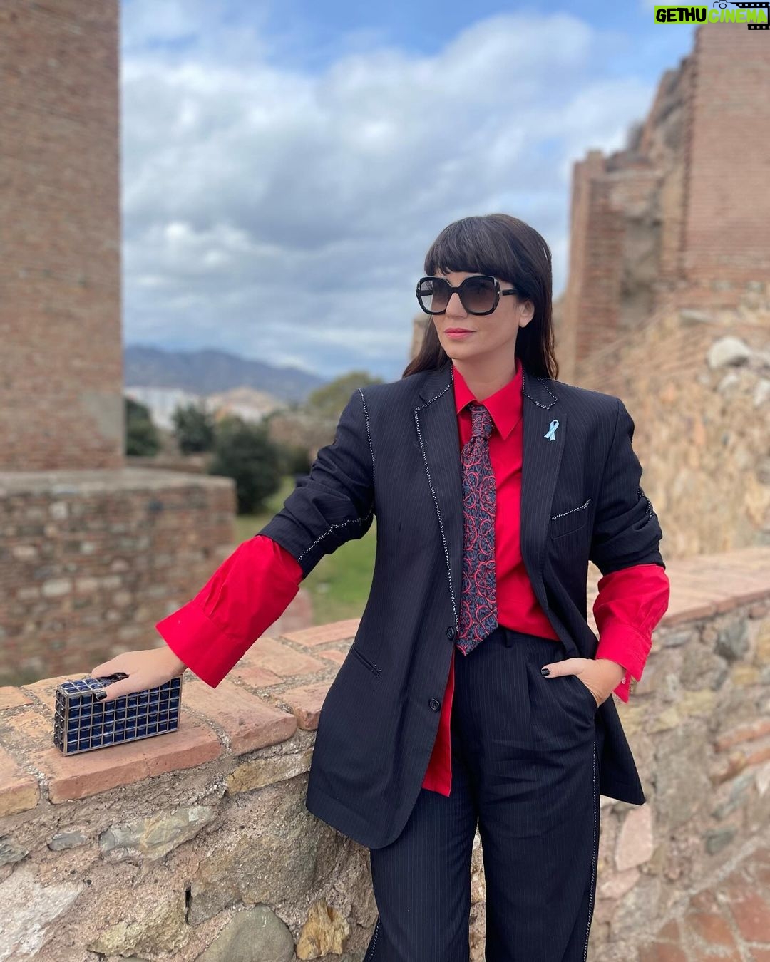 Griselda Siciliani Instagram - Festival de Málaga . @festivalmalaga Estilismo @rominagiangreco para @rfgstylecoaching Conjunto sastrero recuperado bordado a mano con detalle de escarapela + camisa realizada con descarte textil reciclado + corbata vintage bordada a mano @haeder.club ♻️ / zapatos @eduardolazarooficial / clutch @soyodraz . Pedimos disculpas por el momento en el que con @joacofurriel nos autopercibimos bailaores flamencos 🙏🏻💃🏻 Málaga, Andalucia, España