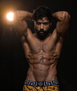 Guri Instagram - New Look For New Things 
Big Things Coming Up…. 🤞❤️

@themartianacademy @praveenbhat @alikhan_hair @geetmp3