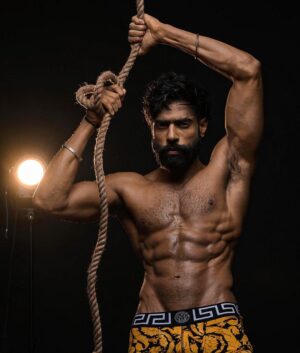 Guri Instagram - New Look For New Things 
Big Things Coming Up…. 🤞❤️

@themartianacademy @praveenbhat @alikhan_hair @geetmp3