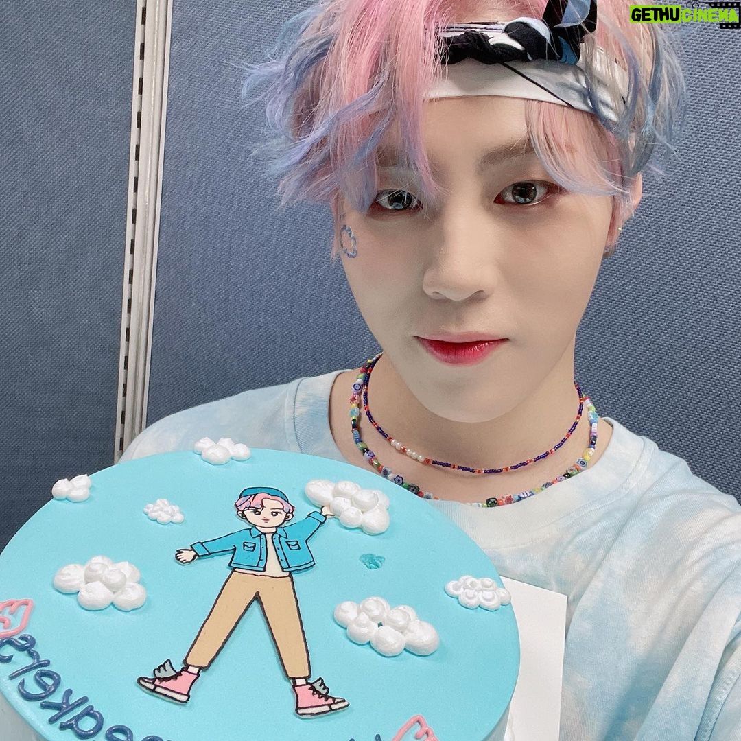 Ha Sung-woon Instagram - #teamsame #하성운 #스니커즈 #고마워요 #최고