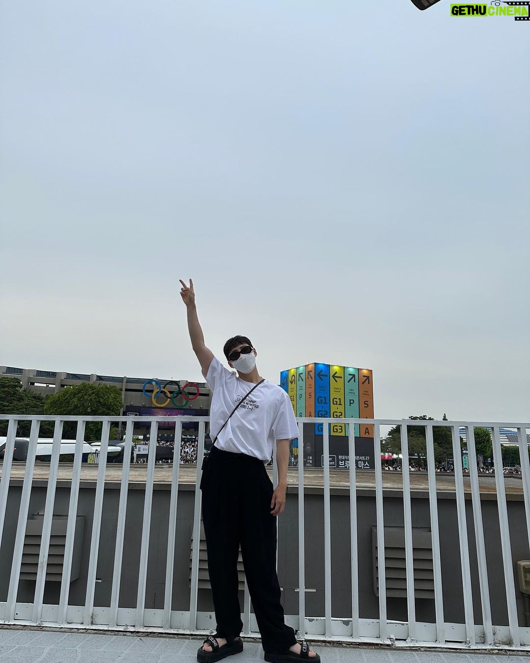 Ha Sung-woon Instagram - 꿈같았는데 오늘 꿈에 나왔습니다.. #늦었지만 #브루노마스 #감사했습니다