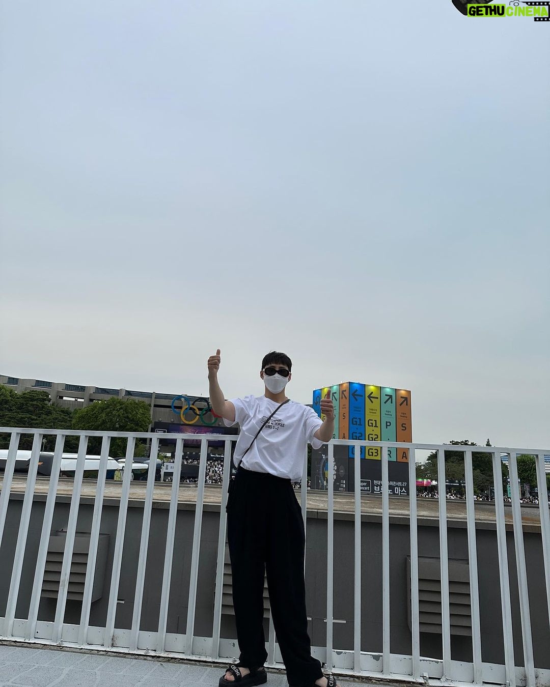 Ha Sung-woon Instagram - 꿈같았는데 오늘 꿈에 나왔습니다.. #늦었지만 #브루노마스 #감사했습니다