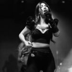 Hande Yener Instagram – 🤍
Saç : @mehmettiren 
Makyaj : @akinstayn 
Kostüm : @off____white @area 
Fotoğraflar : @kadirgures 
Orkestra 
@umitkuzer 
@arikansirakaya 
@merttug 
@ozansariboga 
@naztaskinbas 
@idilagaoglu 
Teknik 
@grozmusic 
@iskender_stage 
@cosskunakkus  @mesutbuyuksofuoglu 
Menajer @omersinancandan 

Koreograf @mertbalturk 
Dansçılar 
@mertbalturk 
@izmirtenim 
@gulogluburcu 
@katiaornella 
@efetankiz 
@toygun.klnc 
@kaya.godfrey 
#konser #onursan #hy 
@divankurucesme