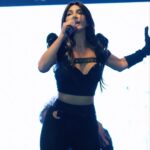 Hande Yener Instagram – İnsanın evi gibi yok 🥰🫶🏻
Saç : @mehmettiren 
Makyaj : @akinstayn 
Kostüm : @off____white @area 
Fotoğraflar : @kadirgures 
Orkestra 
@umitkuzer 
@arikansirakaya 
@merttug 
@can_alper_ 
@ozansariboga 
@naztaskinbas 
@idilagaoglu 
Teknik 
@grozmusic 
@omersinancandan 
@iskender_stage 
@cosskunakkus  @mesutbuyuksofuoglu 
Koreograf @mertbalturk 
Dansçılar 
@mertbalturk 
@izmirtenim 
@gulogluburcu 
@katiaornella 
@efetankiz 
@toygun.klnc 
@kaya.godfrey 
#konser #onursan #hy 
@divankurucesme