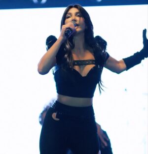 Hande Yener Instagram - İnsanın evi gibi yok 🥰🫶🏻
Saç : @mehmettiren 
Makyaj : @akinstayn 
Kostüm : @off____white @area 
Fotoğraflar : @kadirgures 
Orkestra 
@umitkuzer 
@arikansirakaya 
@merttug 
@can_alper_ 
@ozansariboga 
@naztaskinbas 
@idilagaoglu 
Teknik 
@grozmusic 
@omersinancandan 
@iskender_stage 
@cosskunakkus  @mesutbuyuksofuoglu 
Koreograf @mertbalturk 
Dansçılar 
@mertbalturk 
@izmirtenim 
@gulogluburcu 
@katiaornella 
@efetankiz 
@toygun.klnc 
@kaya.godfrey 
#konser #onursan #hy 
@divankurucesme