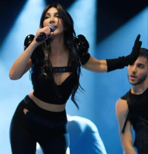 Hande Yener Instagram - İnsanın evi gibi yok 🥰🫶🏻
Saç : @mehmettiren 
Makyaj : @akinstayn 
Kostüm : @off____white @area 
Fotoğraflar : @kadirgures 
Orkestra 
@umitkuzer 
@arikansirakaya 
@merttug 
@can_alper_ 
@ozansariboga 
@naztaskinbas 
@idilagaoglu 
Teknik 
@grozmusic 
@omersinancandan 
@iskender_stage 
@cosskunakkus  @mesutbuyuksofuoglu 
Koreograf @mertbalturk 
Dansçılar 
@mertbalturk 
@izmirtenim 
@gulogluburcu 
@katiaornella 
@efetankiz 
@toygun.klnc 
@kaya.godfrey 
#konser #onursan #hy 
@divankurucesme
