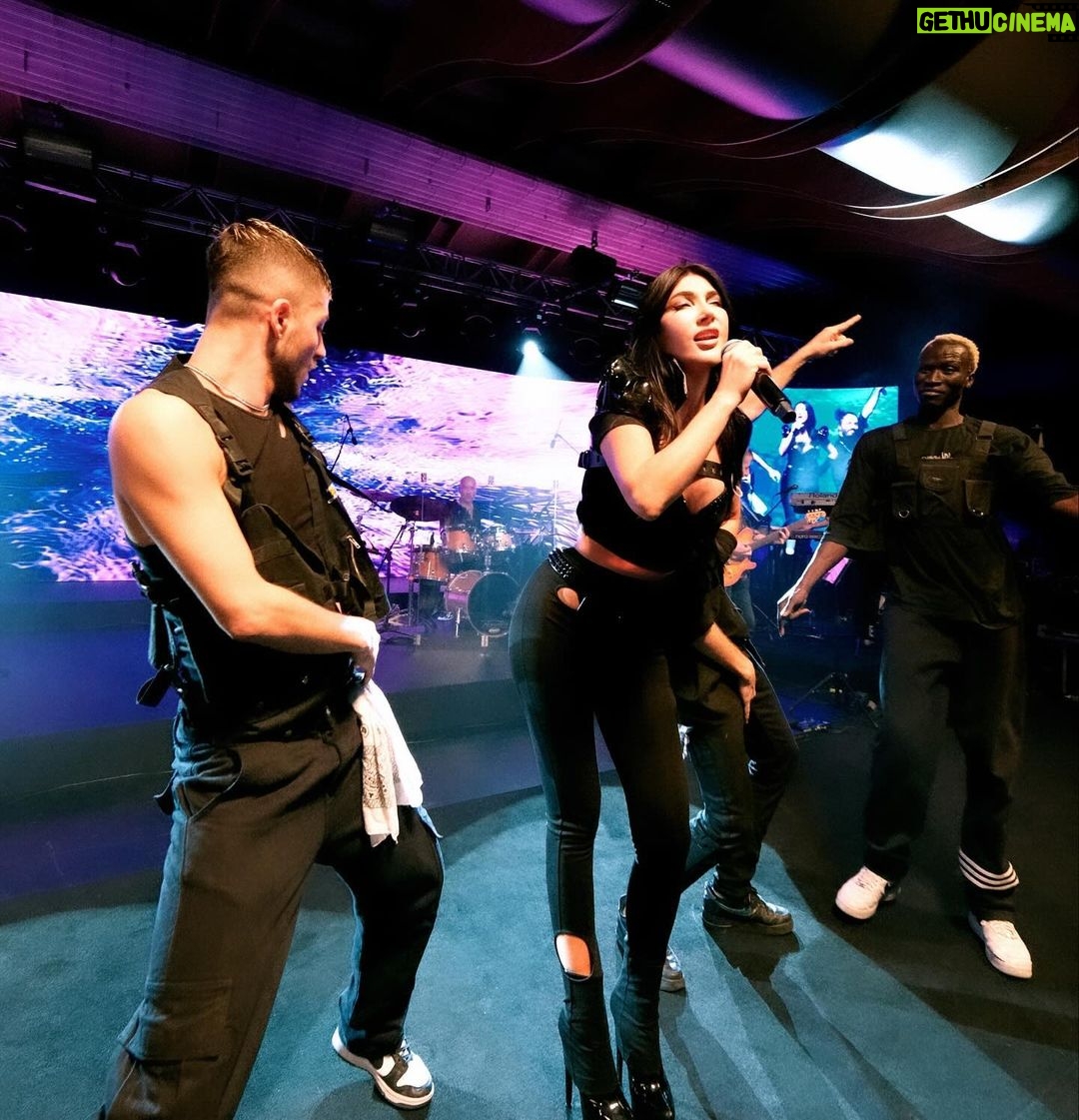 Hande Yener - 11.9K Likes - İnsanın evi gibi yok 🥰🫶🏻
Saç : @mehmettiren
Makyaj : @akinstayn
Kostüm : @off____white @area
Fotoğraflar : @kadirgures
Orkestra
@umitkuzer
@arikansirakaya
@merttug
@can_alper_
@ozansariboga
@naztaskinbas
@idilagaoglu
Teknik
@grozmusic
@omersinancandan
@iskender_stage
@cosskunakkus @mesutbuyuksofuoglu
Koreograf @mertbalturk
Dansçılar
@mertbalturk
@izmirtenim
@gulogluburcu
@katiaornella
@efetankiz
@toygun.klnc
@kaya.godfrey
#konser #onursan #hy
@divankurucesme