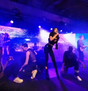 Hande Yener Instagram - İnsanın evi gibi yok 🥰🫶🏻
Saç : @mehmettiren 
Makyaj : @akinstayn 
Kostüm : @off____white @area 
Fotoğraflar : @kadirgures 
Orkestra 
@umitkuzer 
@arikansirakaya 
@merttug 
@can_alper_ 
@ozansariboga 
@naztaskinbas 
@idilagaoglu 
Teknik 
@grozmusic 
@omersinancandan 
@iskender_stage 
@cosskunakkus  @mesutbuyuksofuoglu 
Koreograf @mertbalturk 
Dansçılar 
@mertbalturk 
@izmirtenim 
@gulogluburcu 
@katiaornella 
@efetankiz 
@toygun.klnc 
@kaya.godfrey 
#konser #onursan #hy 
@divankurucesme