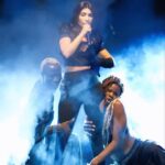 Hande Yener Instagram – İnsanın evi gibi yok 🥰🫶🏻
Saç : @mehmettiren 
Makyaj : @akinstayn 
Kostüm : @off____white @area 
Fotoğraflar : @kadirgures 
Orkestra 
@umitkuzer 
@arikansirakaya 
@merttug 
@can_alper_ 
@ozansariboga 
@naztaskinbas 
@idilagaoglu 
Teknik 
@grozmusic 
@omersinancandan 
@iskender_stage 
@cosskunakkus  @mesutbuyuksofuoglu 
Koreograf @mertbalturk 
Dansçılar 
@mertbalturk 
@izmirtenim 
@gulogluburcu 
@katiaornella 
@efetankiz 
@toygun.klnc 
@kaya.godfrey 
#konser #onursan #hy 
@divankurucesme