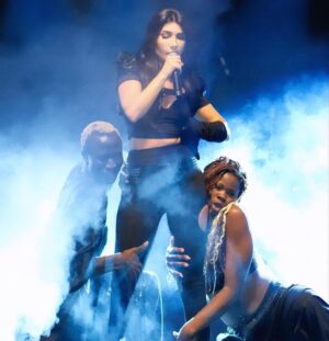 Hande Yener Instagram - İnsanın evi gibi yok 🥰🫶🏻
Saç : @mehmettiren 
Makyaj : @akinstayn 
Kostüm : @off____white @area 
Fotoğraflar : @kadirgures 
Orkestra 
@umitkuzer 
@arikansirakaya 
@merttug 
@can_alper_ 
@ozansariboga 
@naztaskinbas 
@idilagaoglu 
Teknik 
@grozmusic 
@omersinancandan 
@iskender_stage 
@cosskunakkus  @mesutbuyuksofuoglu 
Koreograf @mertbalturk 
Dansçılar 
@mertbalturk 
@izmirtenim 
@gulogluburcu 
@katiaornella 
@efetankiz 
@toygun.klnc 
@kaya.godfrey 
#konser #onursan #hy 
@divankurucesme