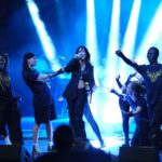 Hande Yener Instagram - Büyük Fenerli olduğum için her zaman gurur duyuyorum💛💙 Değerli başkanımız Ali Koç imzalı formamda da aynısı yazıyor,Ali bey öyle uygun görmüş:)) Ne mutlu bana … Şarkılarımın gol sonrası çalması büyük gurur ve büyük bir onur benim için… #BeniSev #sebastian #benden1tanedahayok #mor ve daha niceleri 💛💙 @fenerbahce Orkestra @umitkuzer @arikansirakaya @merttug @batuakalin @naztaskinbas @idilagaoglu Teknik @grozmusic Işık @mustafa.kap Saç : @mehmettiren Makyaj : @akinstayn Kostüm : @off____white Fotoğraflar : @kadirgures Koreograf @mertbalturk Dansçılar @mertbalturk @izmirtenim @gulogluburcu @katiaornella @efetankiz @toygun.klnc @kaya.godfrey @asenamiryan