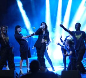 Hande Yener Instagram - Büyük Fenerli olduğum için her zaman gurur duyuyorum💛💙 Değerli başkanımız Ali Koç imzalı formamda da aynısı yazıyor,Ali bey öyle uygun görmüş:)) Ne mutlu bana … Şarkılarımın gol sonrası çalması büyük gurur ve büyük bir onur benim için… #BeniSev #sebastian #benden1tanedahayok #mor ve daha niceleri 💛💙 @fenerbahce Orkestra @umitkuzer @arikansirakaya @merttug @batuakalin @naztaskinbas @idilagaoglu Teknik @grozmusic Işık @mustafa.kap Saç : @mehmettiren Makyaj : @akinstayn Kostüm : @off____white Fotoğraflar : @kadirgures Koreograf @mertbalturk Dansçılar @mertbalturk @izmirtenim @gulogluburcu @katiaornella @efetankiz @toygun.klnc @kaya.godfrey @asenamiryan