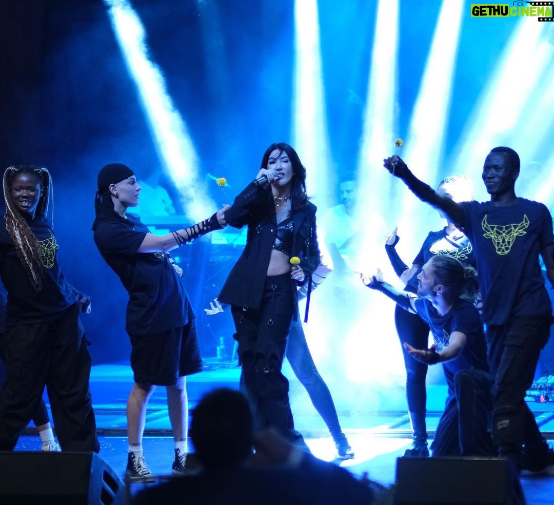 Hande Yener - 32K Likes - Büyük Fenerli olduğum için her zaman gurur duyuyorum💛💙 Değerli başkanımız Ali Koç imzalı formamda da aynısı yazıyor,Ali bey öyle uygun görmüş:)) Ne mutlu bana … Şarkılarımın gol sonrası çalması büyük gurur ve büyük bir onur benim için… #BeniSev #sebastian #benden1tanedahayok #mor ve daha niceleri 💛💙 @fenerbahce
Orkestra
@umitkuzer
@arikansirakaya
@merttug
@batuakalin
@naztaskinbas
@idilagaoglu
Teknik
@grozmusic
Işık
@mustafa.kap
Saç : @mehmettiren
Makyaj : @akinstayn
Kostüm : @off____white
Fotoğraflar : @kadirgures
Koreograf @mertbalturk
Dansçılar
@mertbalturk
@izmirtenim
@gulogluburcu
@katiaornella
@efetankiz
@toygun.klnc
@kaya.godfrey
@asenamiryan