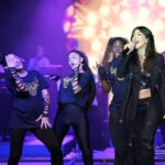 Hande Yener Instagram - Büyük Fenerli olduğum için her zaman gurur duyuyorum💛💙 Değerli başkanımız Ali Koç imzalı formamda da aynısı yazıyor,Ali bey öyle uygun görmüş:)) Ne mutlu bana … Şarkılarımın gol sonrası çalması büyük gurur ve büyük bir onur benim için… #BeniSev #sebastian #benden1tanedahayok #mor ve daha niceleri 💛💙 @fenerbahce Orkestra @umitkuzer @arikansirakaya @merttug @batuakalin @naztaskinbas @idilagaoglu Teknik @grozmusic Işık @mustafa.kap Saç : @mehmettiren Makyaj : @akinstayn Kostüm : @off____white Fotoğraflar : @kadirgures Koreograf @mertbalturk Dansçılar @mertbalturk @izmirtenim @gulogluburcu @katiaornella @efetankiz @toygun.klnc @kaya.godfrey @asenamiryan