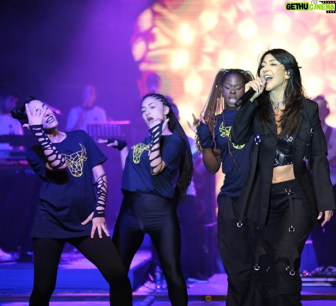 Hande Yener - 32K Likes - Büyük Fenerli olduğum için her zaman gurur duyuyorum💛💙 Değerli başkanımız Ali Koç imzalı formamda da aynısı yazıyor,Ali bey öyle uygun görmüş:)) Ne mutlu bana … Şarkılarımın gol sonrası çalması büyük gurur ve büyük bir onur benim için… #BeniSev #sebastian #benden1tanedahayok #mor ve daha niceleri 💛💙 @fenerbahce
Orkestra
@umitkuzer
@arikansirakaya
@merttug
@batuakalin
@naztaskinbas
@idilagaoglu
Teknik
@grozmusic
Işık
@mustafa.kap
Saç : @mehmettiren
Makyaj : @akinstayn
Kostüm : @off____white
Fotoğraflar : @kadirgures
Koreograf @mertbalturk
Dansçılar
@mertbalturk
@izmirtenim
@gulogluburcu
@katiaornella
@efetankiz
@toygun.klnc
@kaya.godfrey
@asenamiryan
