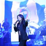 Hande Yener Instagram - Büyük Fenerli olduğum için her zaman gurur duyuyorum💛💙 Değerli başkanımız Ali Koç imzalı formamda da aynısı yazıyor,Ali bey öyle uygun görmüş:)) Ne mutlu bana … Şarkılarımın gol sonrası çalması büyük gurur ve büyük bir onur benim için… #BeniSev #sebastian #benden1tanedahayok #mor ve daha niceleri 💛💙 @fenerbahce Orkestra @umitkuzer @arikansirakaya @merttug @batuakalin @naztaskinbas @idilagaoglu Teknik @grozmusic Işık @mustafa.kap Saç : @mehmettiren Makyaj : @akinstayn Kostüm : @off____white Fotoğraflar : @kadirgures Koreograf @mertbalturk Dansçılar @mertbalturk @izmirtenim @gulogluburcu @katiaornella @efetankiz @toygun.klnc @kaya.godfrey @asenamiryan