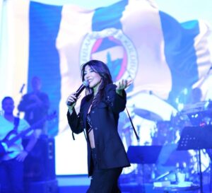 Hande Yener Instagram - Büyük Fenerli olduğum için her zaman gurur duyuyorum💛💙 Değerli başkanımız Ali Koç imzalı formamda da aynısı yazıyor,Ali bey öyle uygun görmüş:)) Ne mutlu bana … Şarkılarımın gol sonrası çalması büyük gurur ve büyük bir onur benim için…  #BeniSev #sebastian #benden1tanedahayok  #mor ve daha niceleri 💛💙 @fenerbahce

Orkestra 
@umitkuzer 
@arikansirakaya 
@merttug 
@batuakalin 
@naztaskinbas 
@idilagaoglu 
Teknik 
@grozmusic 
Işık 
@mustafa.kap 

Saç : @mehmettiren 
Makyaj : @akinstayn 
Kostüm : @off____white 
Fotoğraflar : @kadirgures 
Koreograf @mertbalturk 
Dansçılar 
@mertbalturk 
@izmirtenim 
@gulogluburcu 
@katiaornella 
@efetankiz 
@toygun.klnc 
@kaya.godfrey 
@asenamiryan